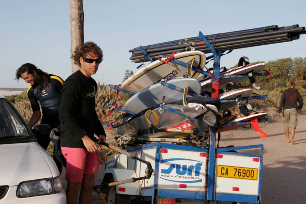 We have been driving our Wave trailer over African sandy tracks for eight years now; it was almost as much a part of the team as a seventh driver. And now it is facing a sudden end. But it's not the South African TÜV that has criticised defects in the frame - it's perfectly healthy. It is simply too long for some boards, the new short boards simply fall through the frame. The Mistral Wave measured 2.57 metres in 1996, the Syncro is now not even the shortest board at 2.29 metres. Did these boards also fall through the test "sieve"? After seven weeks, it was clear to us that welding would probably have to be done before next year's test.