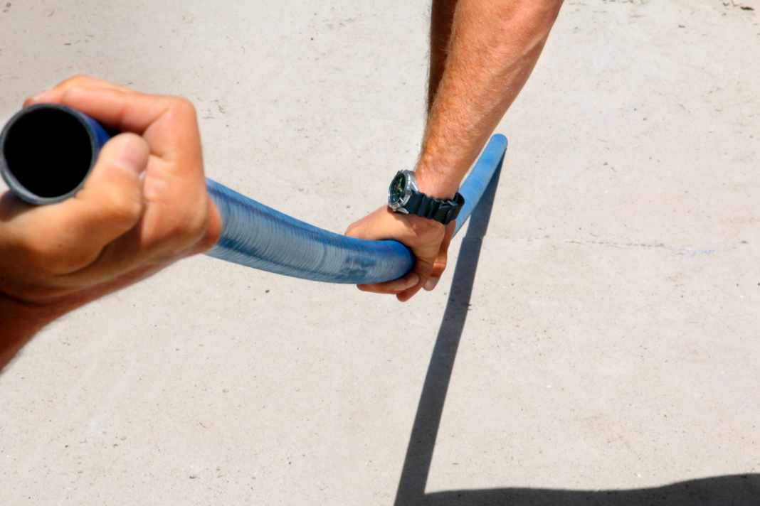 We show you tricks on how to get a jammed windsurf mast apart again!