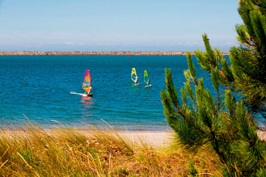 The beginner's beach in the harbour area offers ideal shallow water all year round.