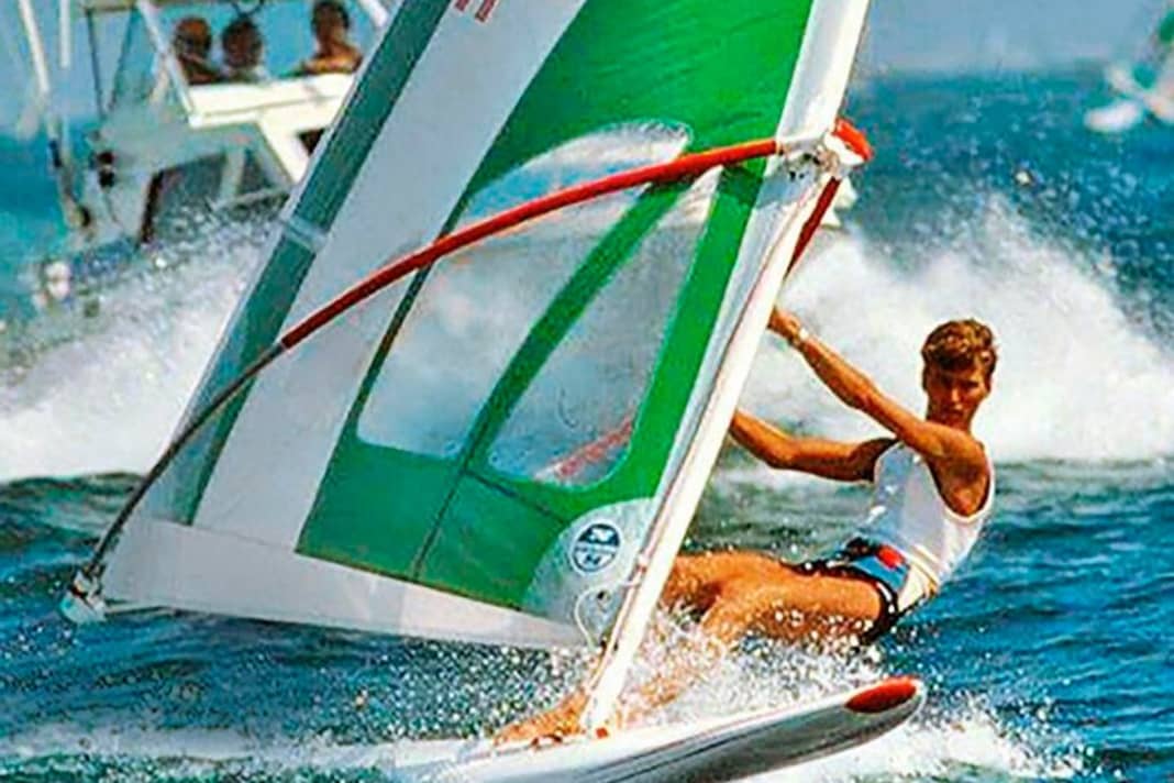 1984: Windglider (Allroundboard mit Hohlkehle): Stephan van den Berg (NED) gewann in Los Angles als erster Windsurfer Gold, nach den Spielen verschwand der Windglider wieder in der Versenkung.