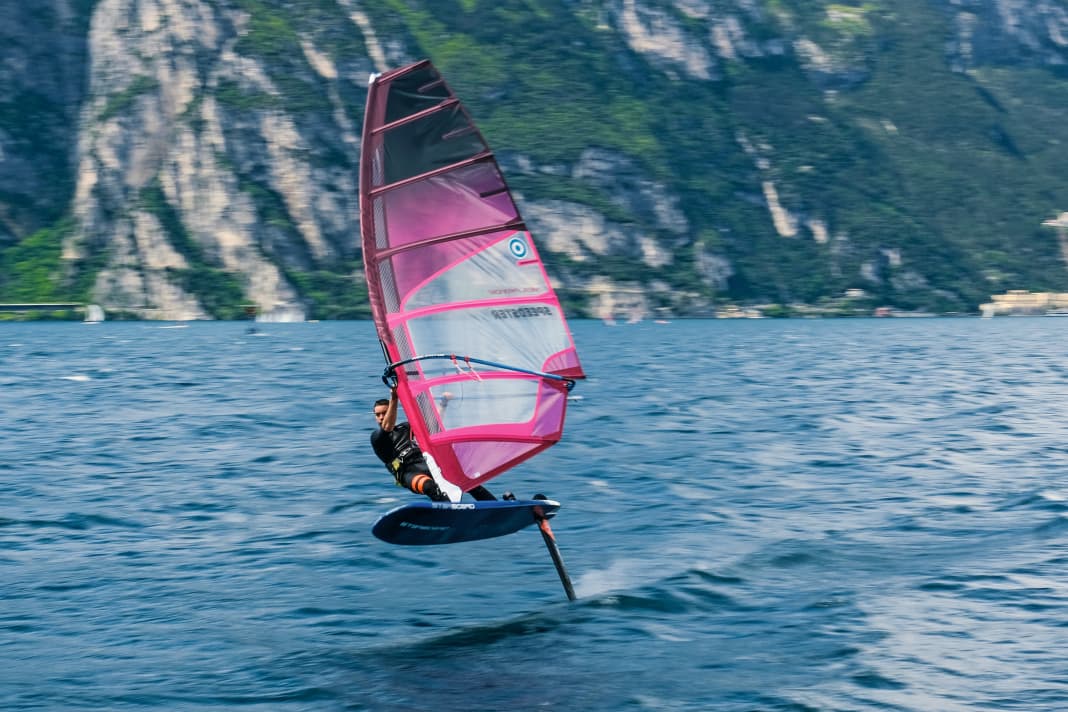 With the SuperCruiser, Starboard is launching another foil in the freeride/freerace category. Test pilot Daniel pushes it forward on the as yet unveiled Starboard Foil 111.