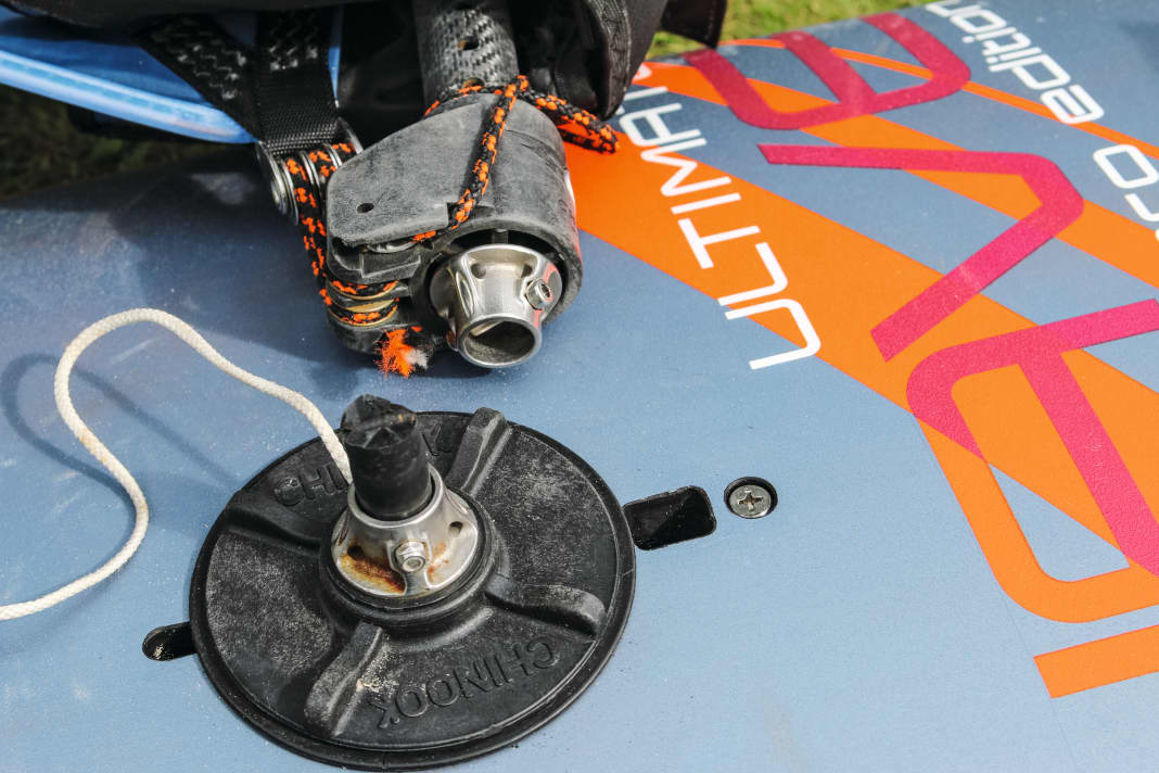 Bricht der Mastfuß direkt am Zapfen oder reißt der Sicherungstampen mit durch (Bild), sind Brett und Segel getrennt. Notdürftig flicken kannst du die Verbindung dann mit einem mitgeführten Tampen