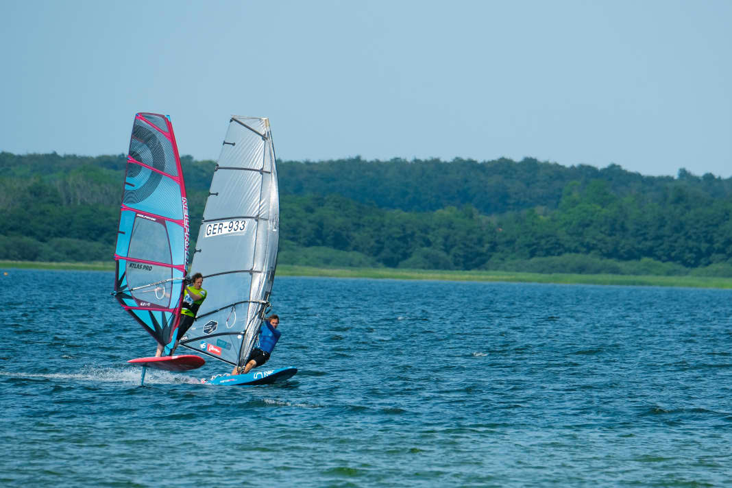 Small versus large: The ultimate system comparison for early gliding material