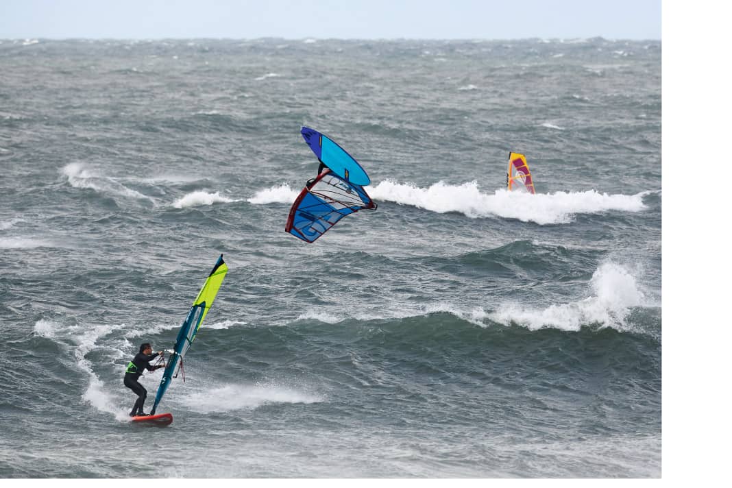 Drehfreudigkeit auf der Welle und viel Speed für satte Sprünge — genau das müssen Allround-Waveboards wie der Tabou Da Curve 88 oder der neue JP-Australia Magic Wave 82 Pro können.