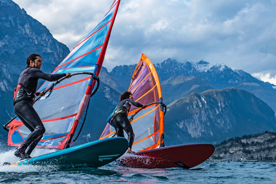In September - the first snow was already falling in the mountains - we were able to carry out the freeride test before the lockdown. Fortunately, because this board group offers the broadest spectrum of all classes: From intermediates who are getting into planing with a five-point sail to highly ambitious stokers, these boards are the number one on the lake.