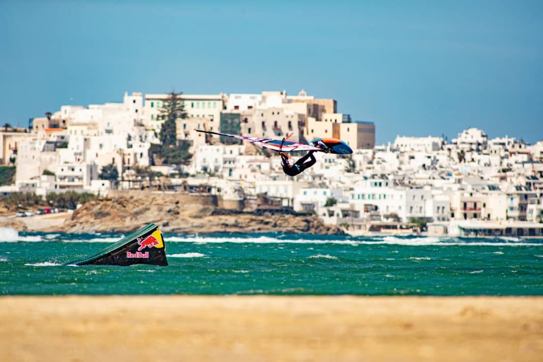 Lennart Neubauer feels at home on any stage - with the ramp park that the 17-year-old has built together with friends and sponsors on his home island of Naxos, he has finally turned himself into a ramp show. We show the best pictures and Lennart explains how the skate park was created on the water.