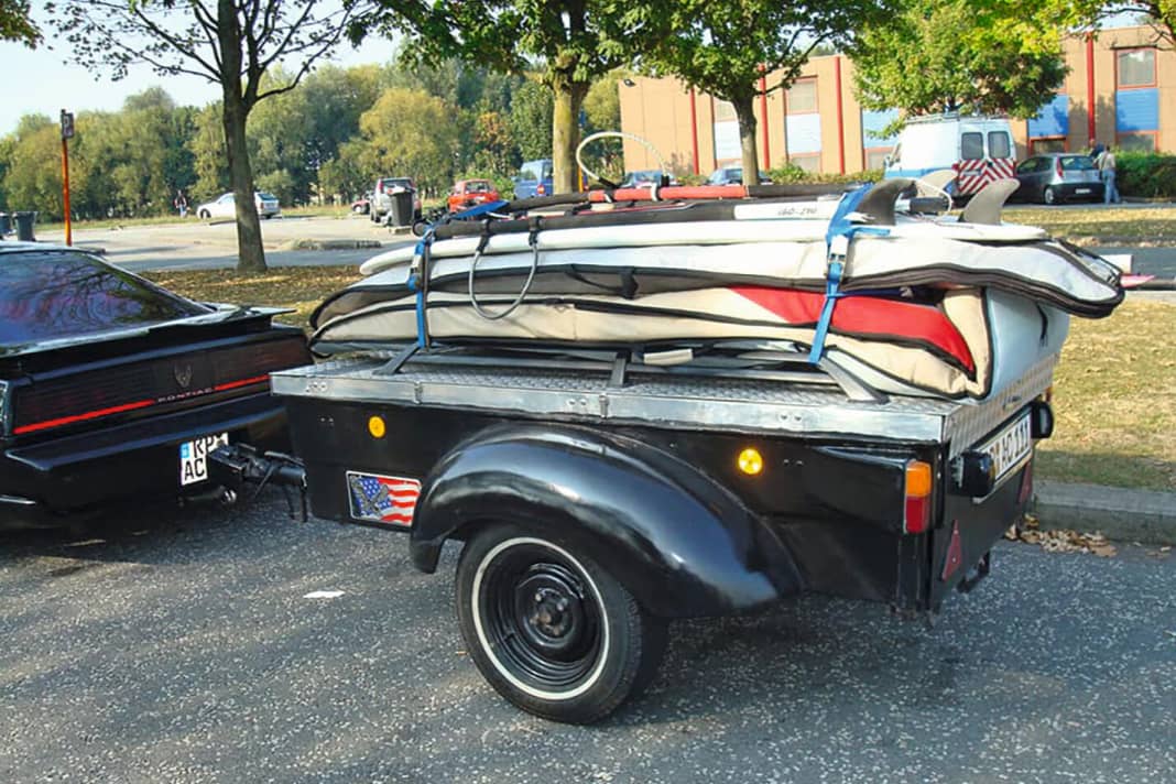 An dem Zugfahrzeug darf kein klobiger Kasten hängen, dachte sich wohl Markus Eisele. Zu einem Pontiac Firebird „Knight Rider“ gehört natürlich auch ein Retro-Anhänger im Ami-Style. Nicht nur schick, sondern auch praktisch.