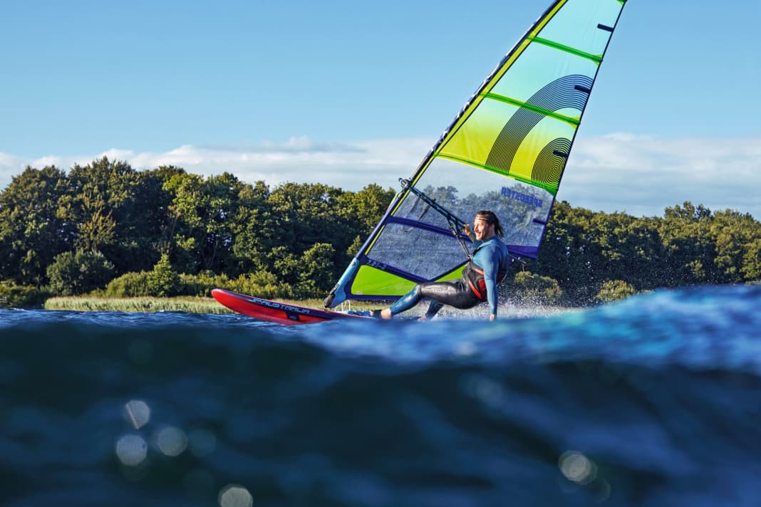 Especially for long sessions with large sails, the question arises: seat or hip harness?