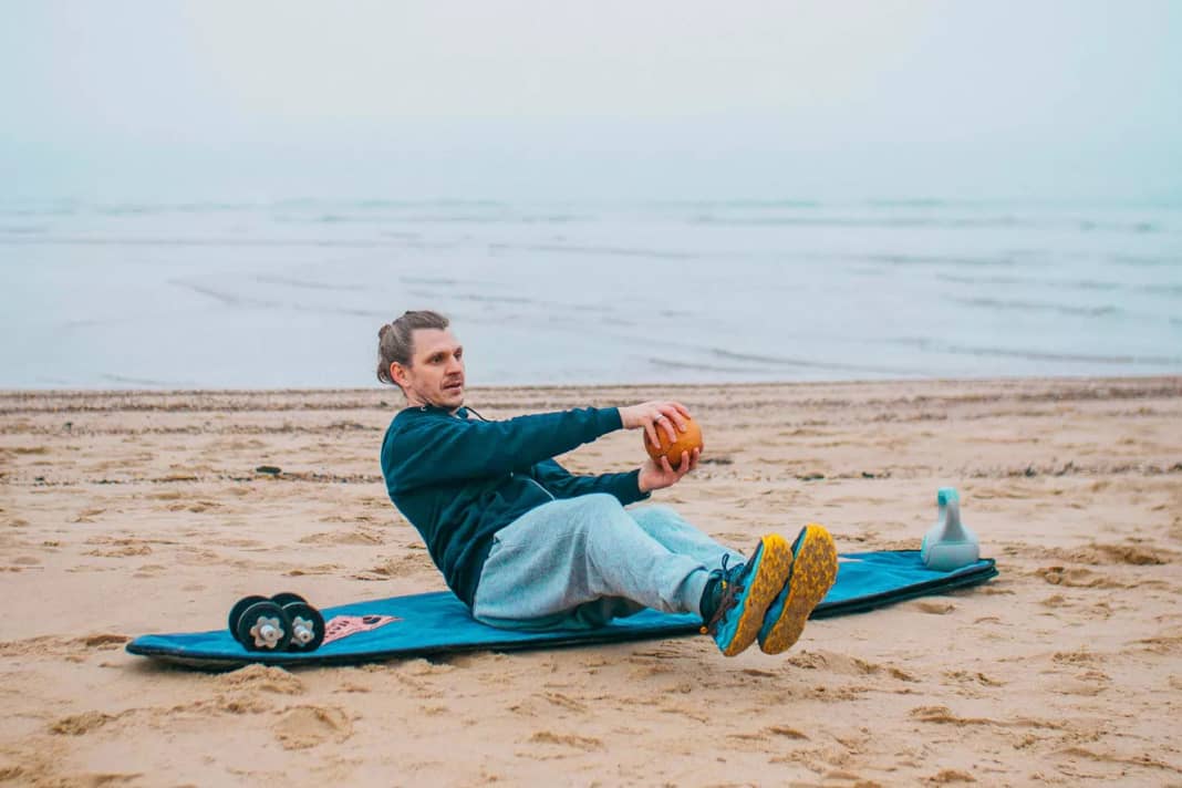 When performed correctly, this is one of the nastiest ab/core exercises ever, as the muscles have to constantly keep the body in balance. I recommend using a weight between 1 and 5 kg, which you move in a large circle in front of your body with your arms stretched out.