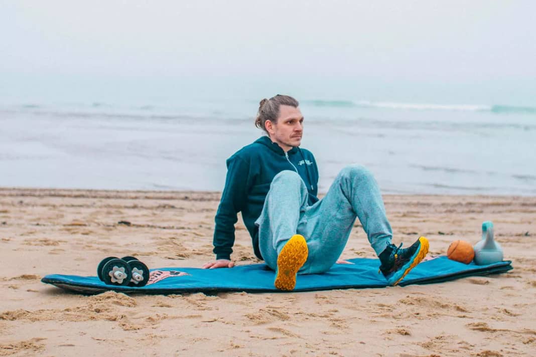 Sit on the floor, lean backwards, support yourself with your arms and place your feet in front of you so that your knees form a 90-degree angle.