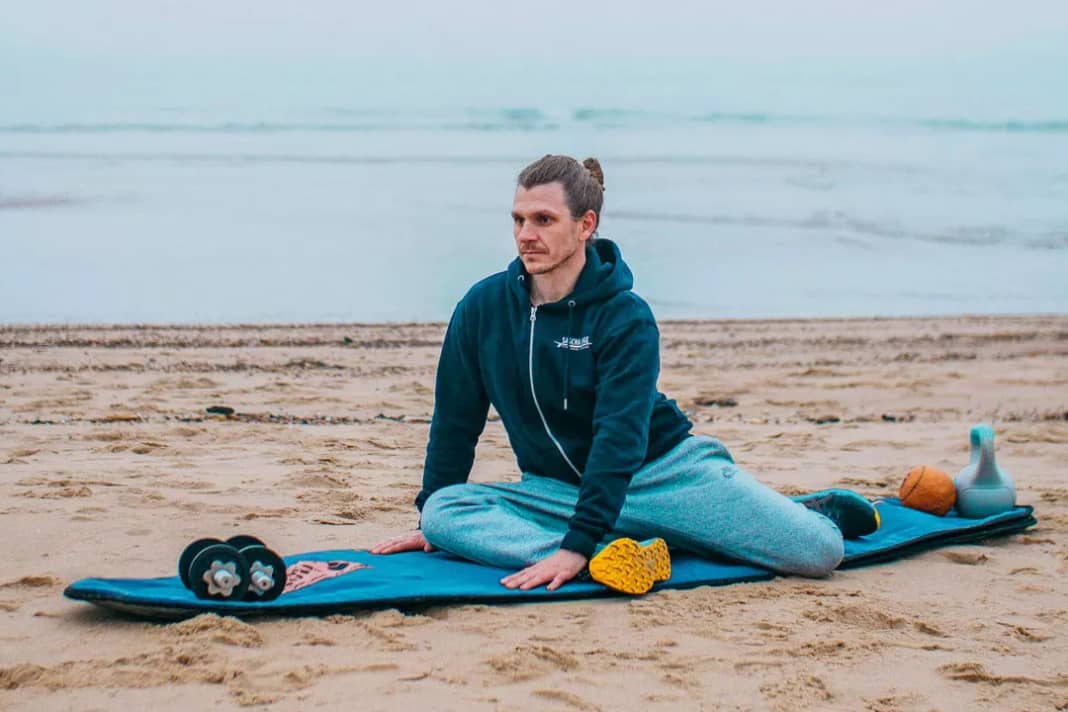 This exercise will also improve your hip mobility. But be sure to listen to your body's signals. Everyone has different body compositions and therefore feels different movements differently. Put both legs down. Place one leg in front of you and one behind you. With a straight back, lean on both arms in front of the front leg.