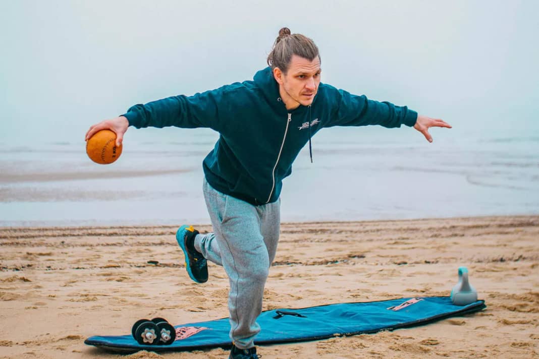 This exercise doesn't just sound wild, it's also really tough. If you find it too difficult to stay in this position on your toes and move your weight from left to right, you can also use a soft surface or an air cushion without lifting your heel.