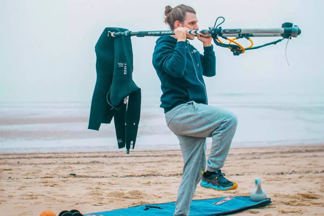 This exercise would certainly be too easy with just a boom, so you can also use your harness or neo. The leverage should not be underestimated when the neo is hanging from the outhaul. Here too, the focus is on the core, which has to compensate for all the movements, and the shoulders, which will start to burn after a few repetitions. Start with your head between the boom and then accelerate explosively as you push up.