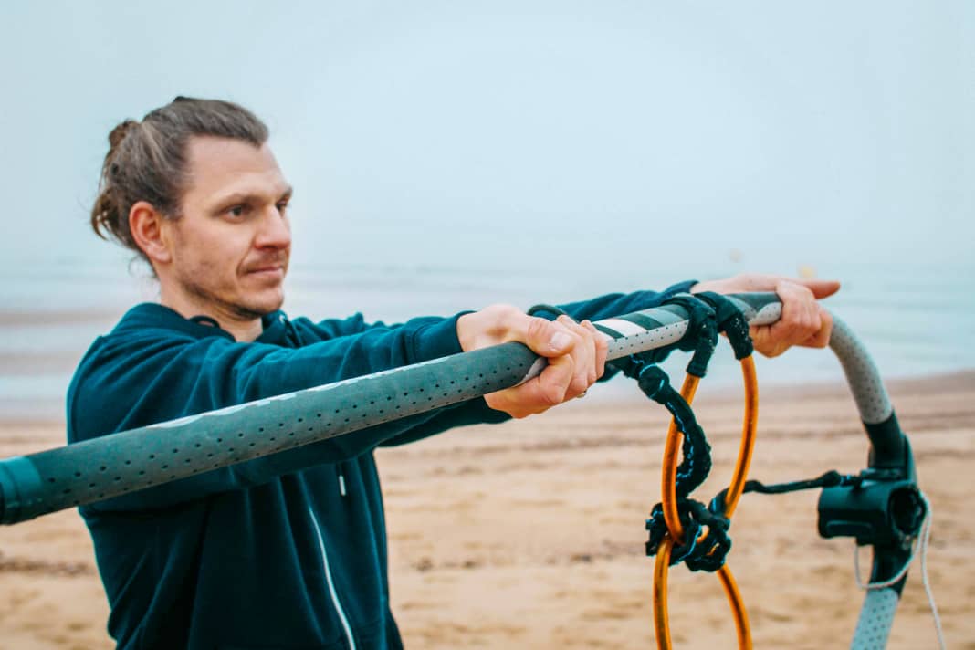 Every surfer's forearms start to ache when the temperatures are freezing and they have to wear gloves. Cramps are also not uncommon after a long winter break. Grip the boom so that both palms are facing upwards and stretch it away from you.