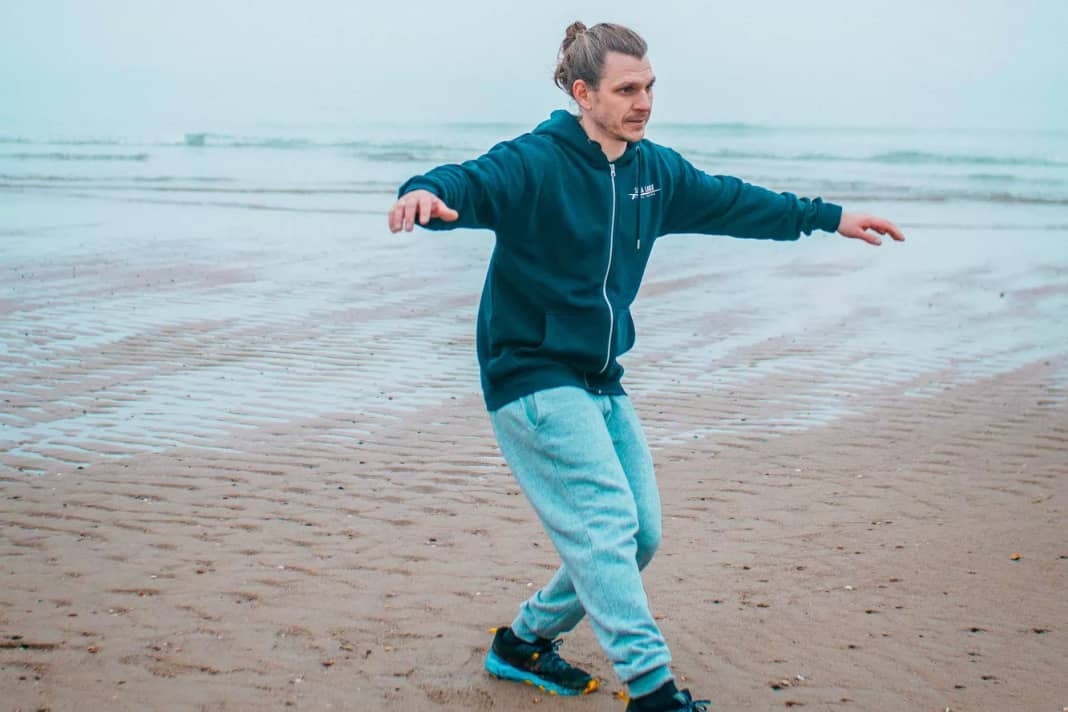 Experiment with your body and with different movements to get to know your body better. As an example, here is an exercise that will greatly improve your coordination, flexibility and balance. To do this, bend your knees slightly and touch the ground with the tips of your feet as far away from your supporting leg as possible.