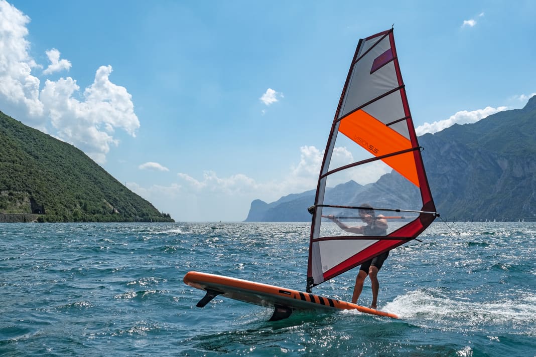 Mit ein bisschen Phantasie wird‘s auch bei leichtem Wind nicht langweilig. Die Segel und Boards in diesem Test sorgen jedenfalls für Windsurfspaß auch ohne fetten Gleitwind. (im Foto: JP-Australia Vision 5,5)