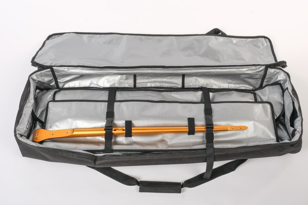 Bags such as those from NeilPryde offer plenty of space for additional accessories, but the intermediate pads are firmly sewn and cannot be used for the mounted foil.