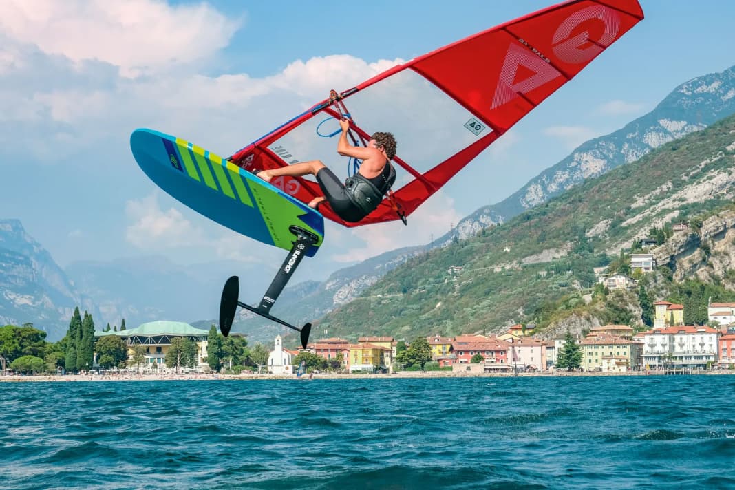 The 103 centimetre long Slingshot carbon mast is extremely stiff and powerful.  The aluminium mast is more suitable for manoeuvring spoilers.