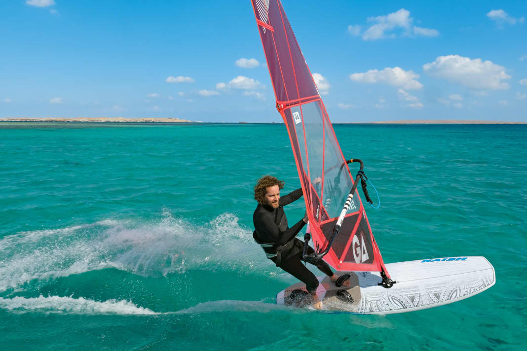 Smooth jibes in medium winds - that's just one of the highlights of this versatile test group. Tester: Christian Winderlich. Spot: Hurghada, first sandbank.