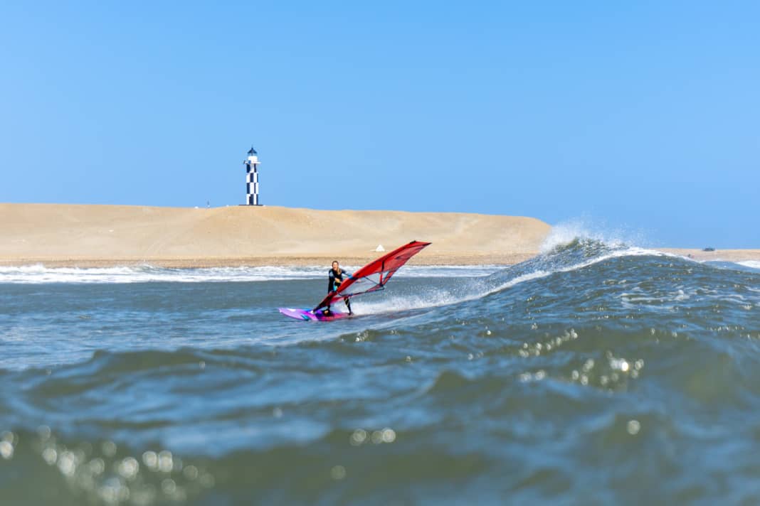 Endless waves in front of the iconic lighthouse - Pacasmayo is a dream destination for many