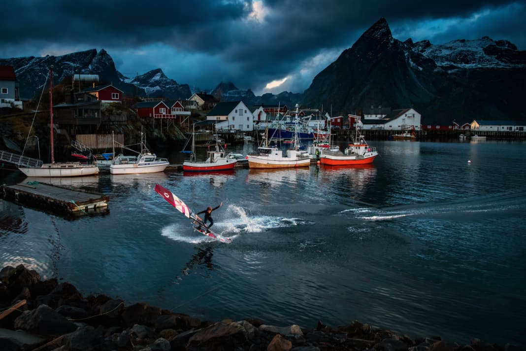 Adam Sims und Riccardo Marca (Foto) hatten bei ihrem Lofoten-Trip bereits eine ganz eigene Vorstellung von der Optik der Story. Mit der Winsch konnten sie an Orten Tow-in-Action aufs Wasser zaubern, wo Windsurfen sonst umöglich wäre. Und mit Janus Ree hatten sie einen Fotografen, der eine perfekte Inszenierung schuf.