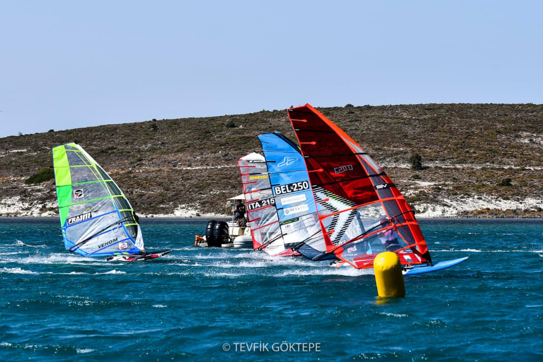 Maxi Räuchle geht beim PWA Jugend World Cup in Alacati als erster über die Startlinie