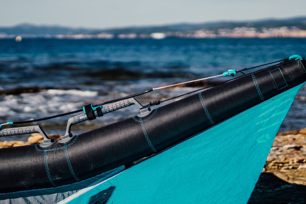 When travelling, the Artness trapeze rope lies close to the boom
