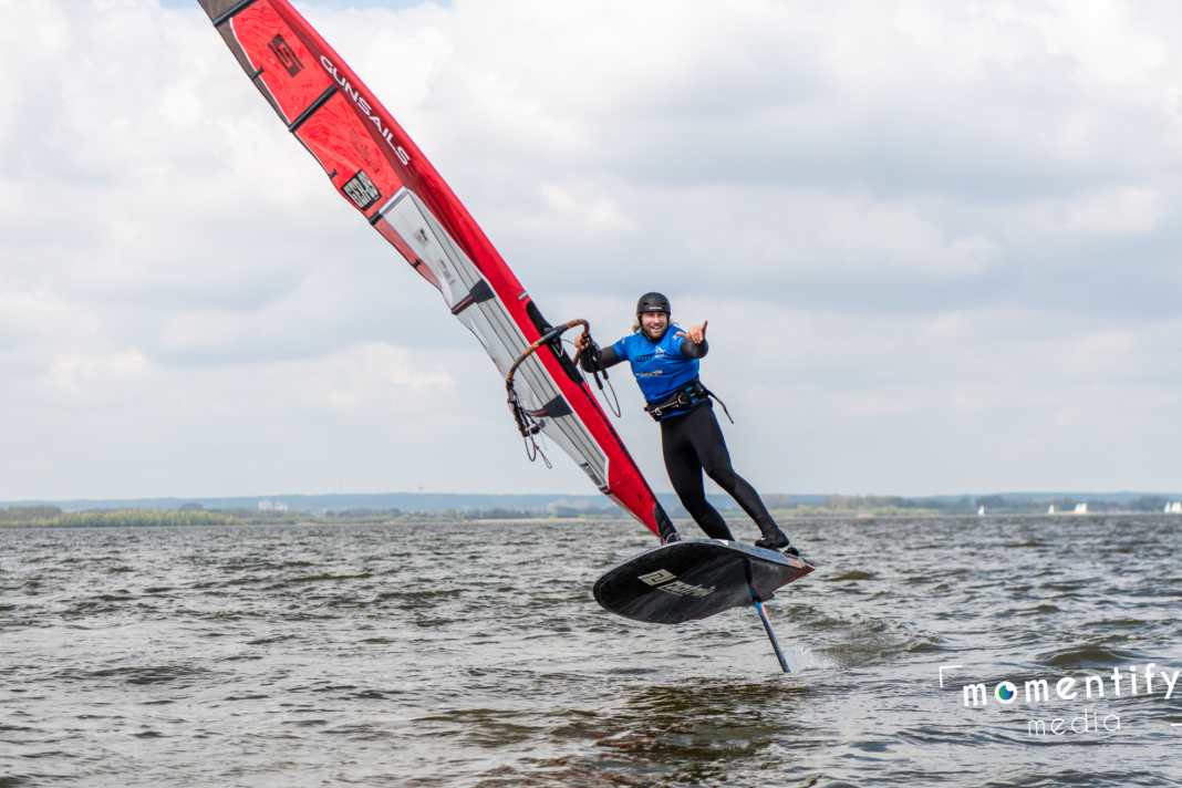 Dennis Müller shows off his foil skills at the Westenergie surf camp