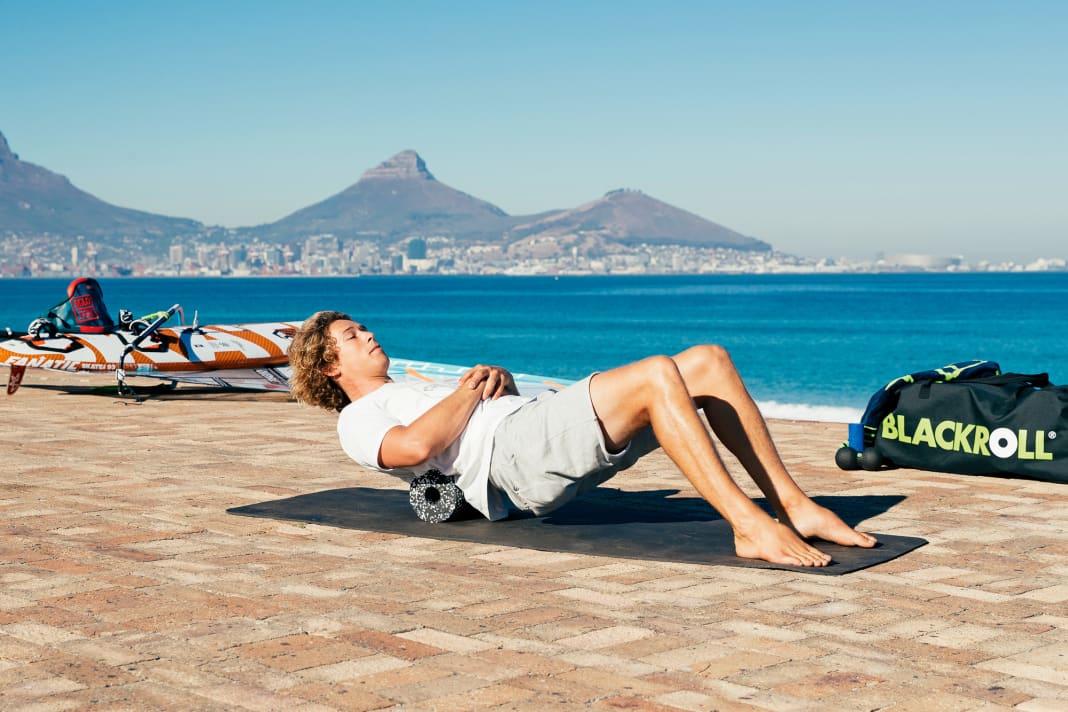 Loosening the upper back with the Blackroll