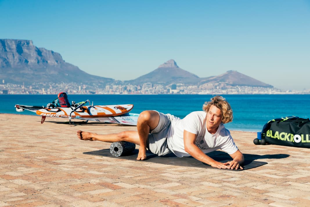 Loosening the outer side of the lower leg with the Blackroll