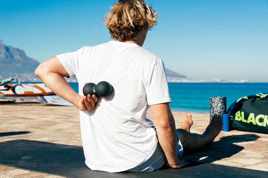 Mobilisation of the thoracic spine with the Duoball from Blackroll