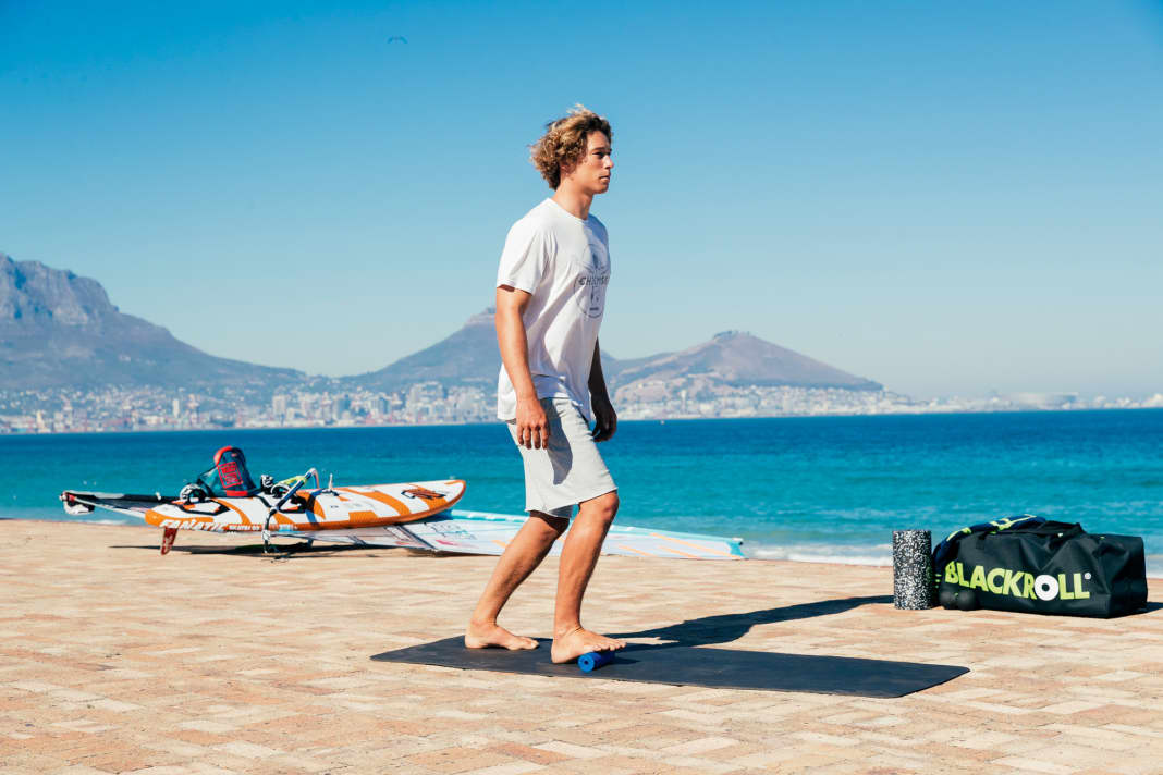 Stretching the calf with the Blackroll Mini