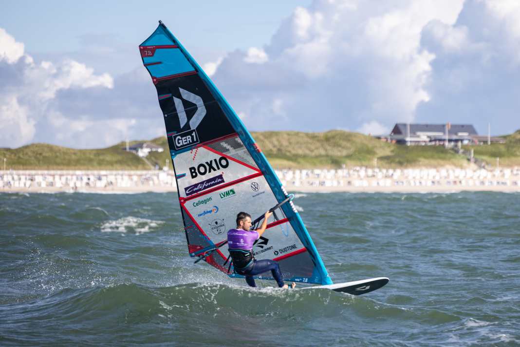 Vincent Langer dominierte auch den Finnen-Slalom beim Windsurf Cup auf Sylt