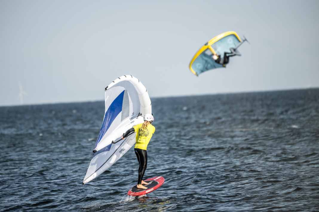 Wingfoil-Action vor dem Ahoi Camp in Altenteil.