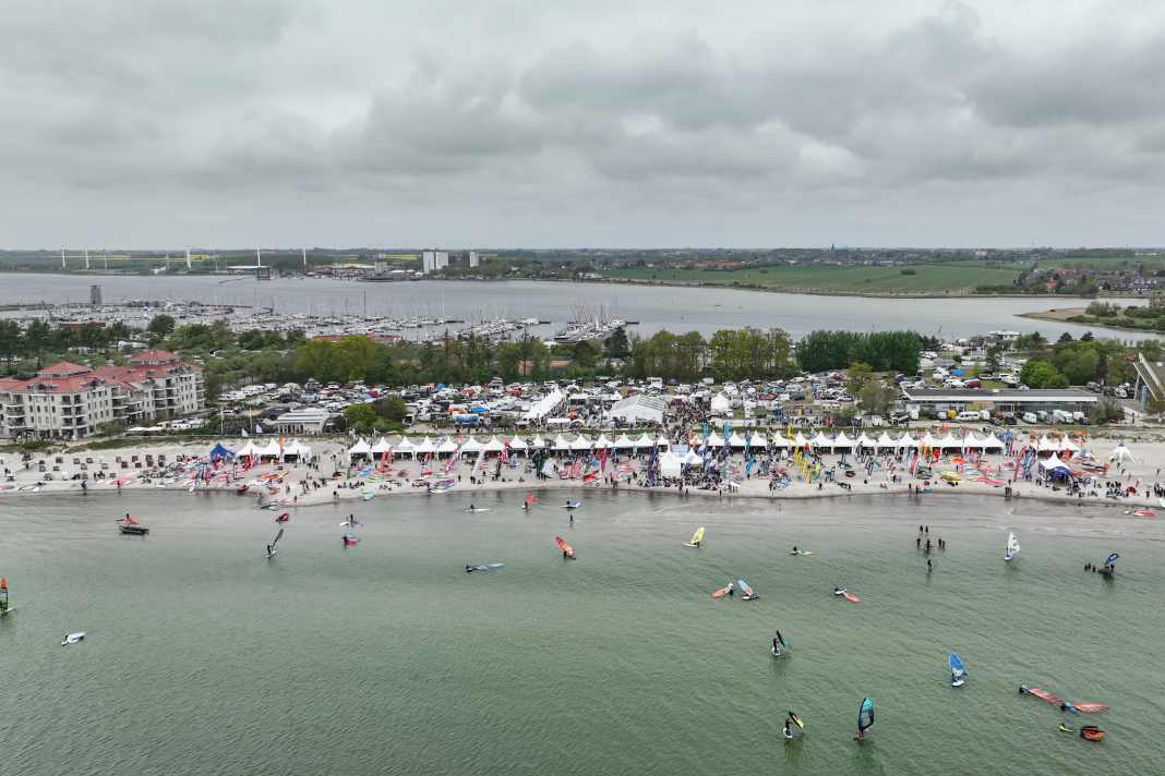 Sleep and party right on the grounds of the surf festival: get your tickets for Beachcamp 2025 now!