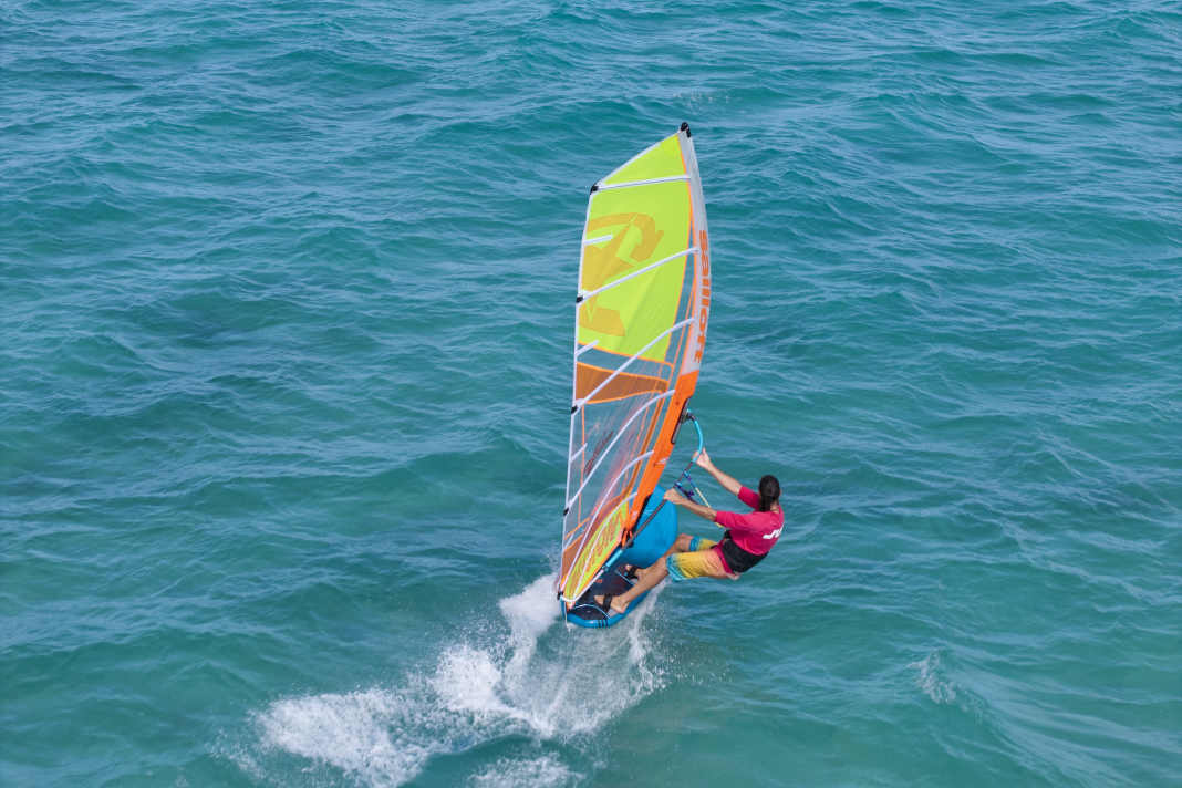 A dream: speeding across flat water with a freerace sail. We tested nine sails with two or three cambers