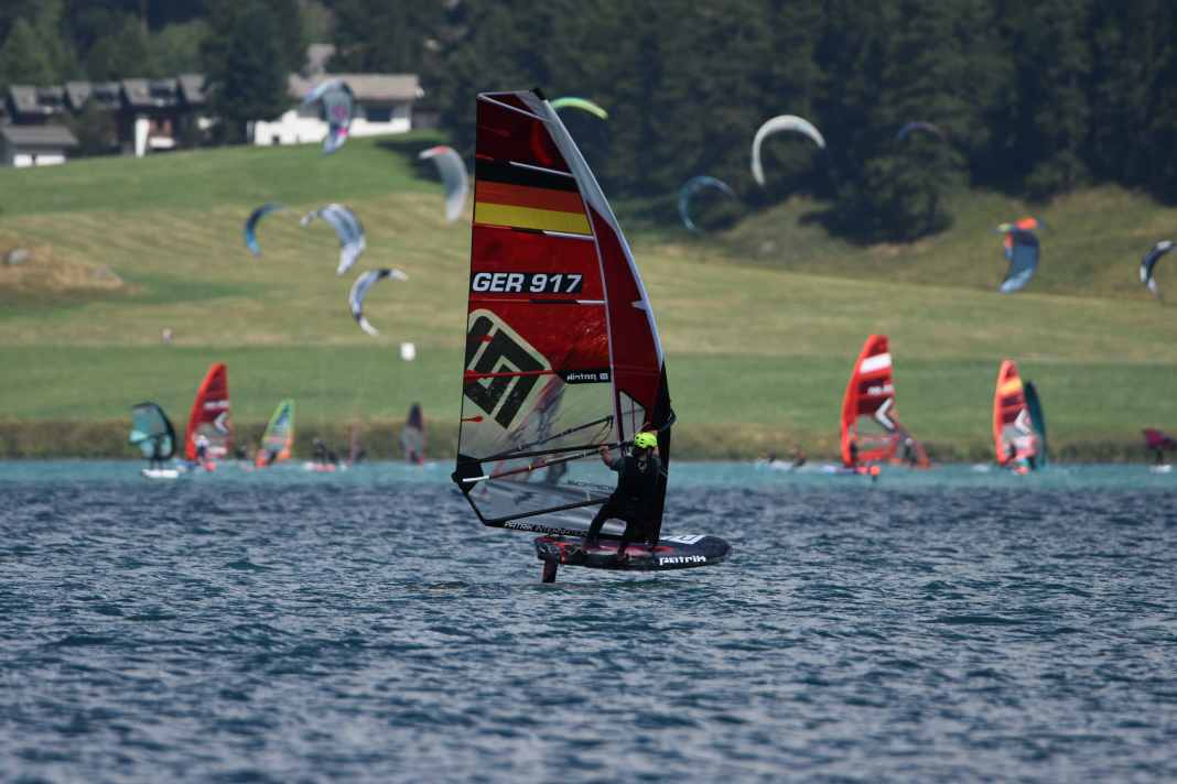 Am besten fährt man schon am Wind. Man sollte darauf achten, dass man genug Geschwindigkeit hat