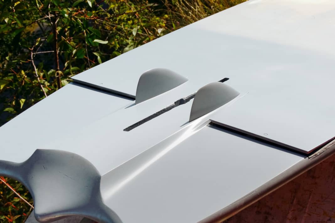 Movable wings at the rear change the rocker line.