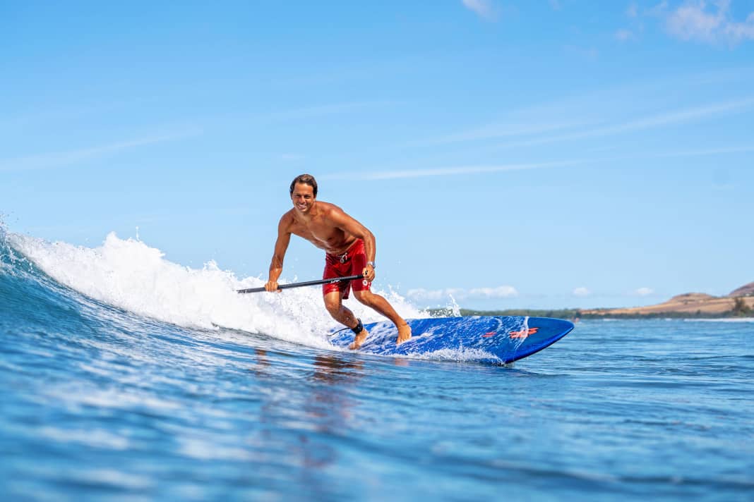 The Quatro Kai Lenny Vault Mid Length is designed to turn tightly on the wave, whilst also remaining stable when paddling over longer distances