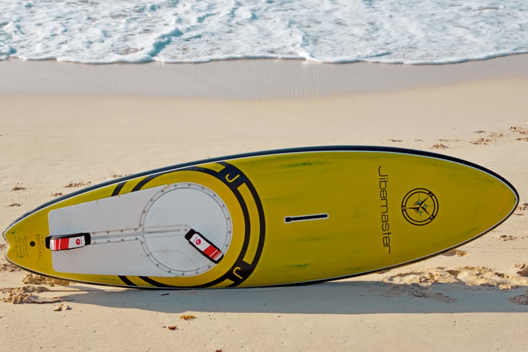 Jörn Hesse's invention is of a very high quality: he built a board that allows you to stay in the straps when jibing