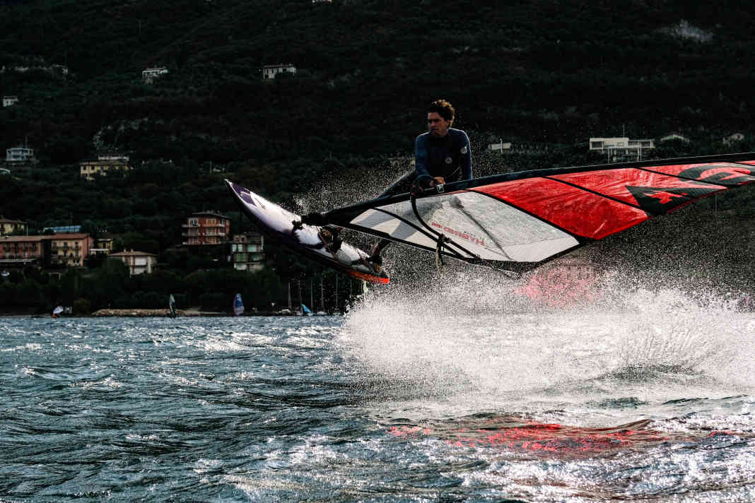 Early in the morning, even before the official launch, tester Nicholas was able to take off with the FW 95 in the surf test.