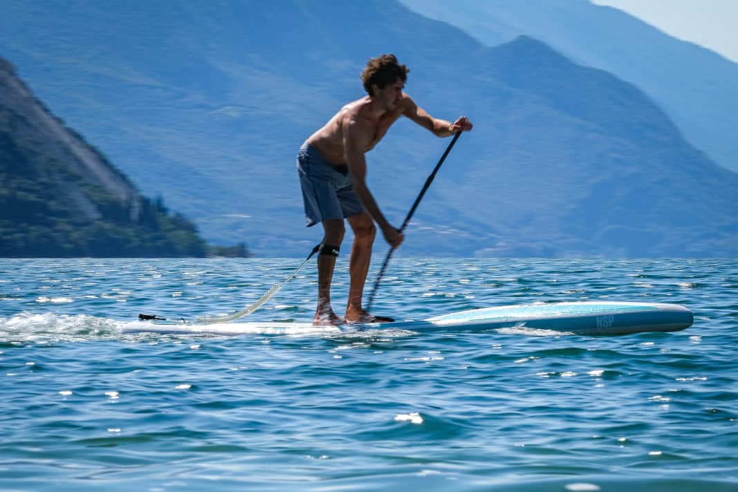 SUP tester Nik puts the NSP through its paces on Lake Garda. Clearly visible: the voluminous bow.