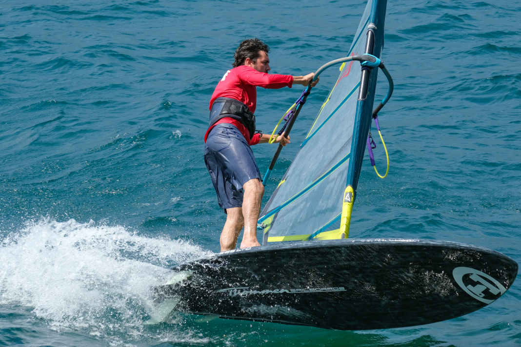 The magic of the three fins. Not only do tight turns become more radical, the controllability of the board also improves.