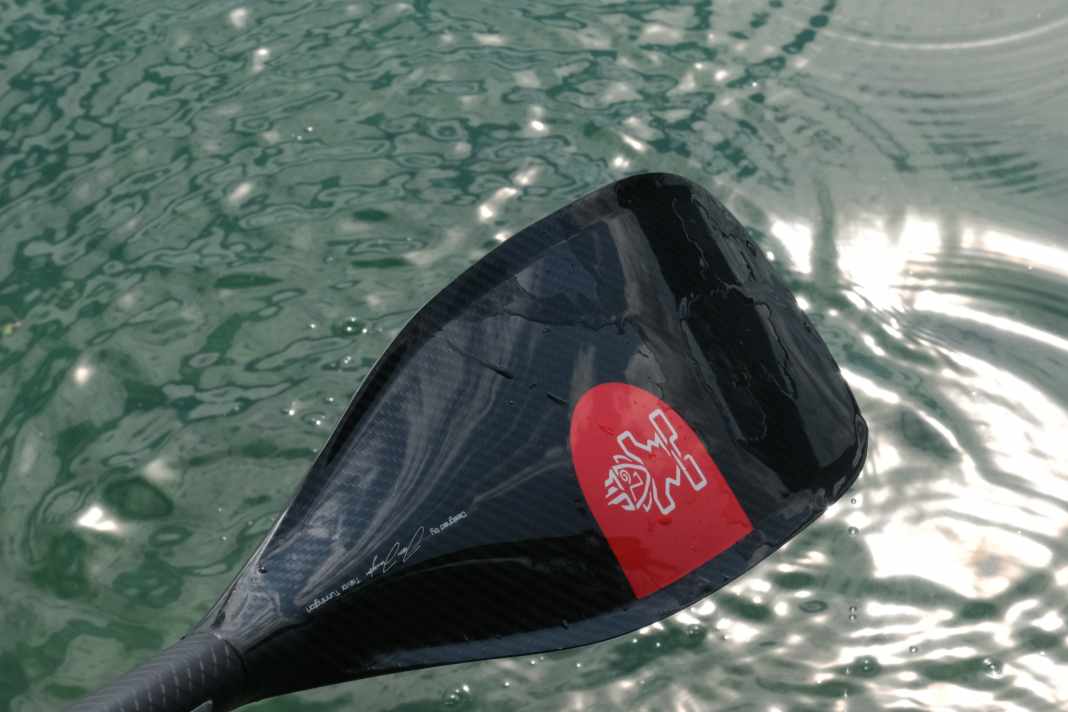 Das Blatt ist extrem leicht und verleiht dem Paddel ein sehr leichtes Schwunggewicht.