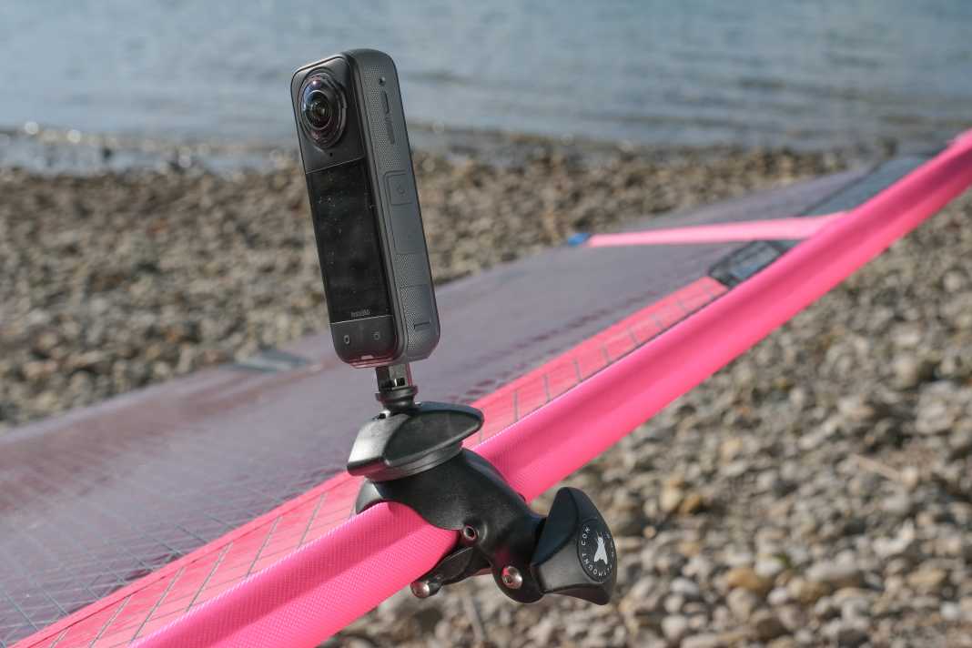The flymount securely grips the mast and boom. Here you can see a previous model with a threaded connection. Version 4 comes with a GoPro adapter.