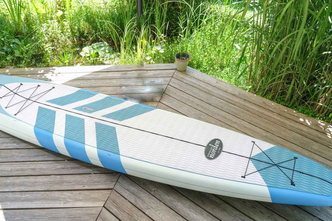 Das Board ist sportlich gestreckt, das Design elegant.
