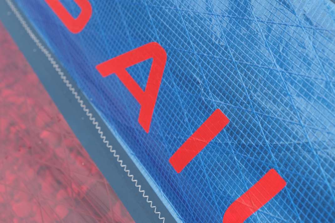 Das edle Masttaschenmaterial sollte nach dem Trimmen Spannung zeigen, das heißt Vorliek nahezu auf MAX.