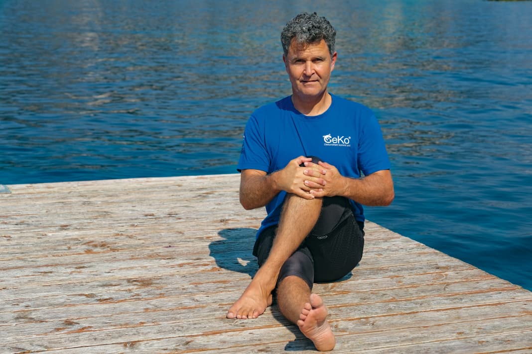 Sit on the floor and place your left foot on the floor over your straight right leg at knee height. Important: Sit up straight!