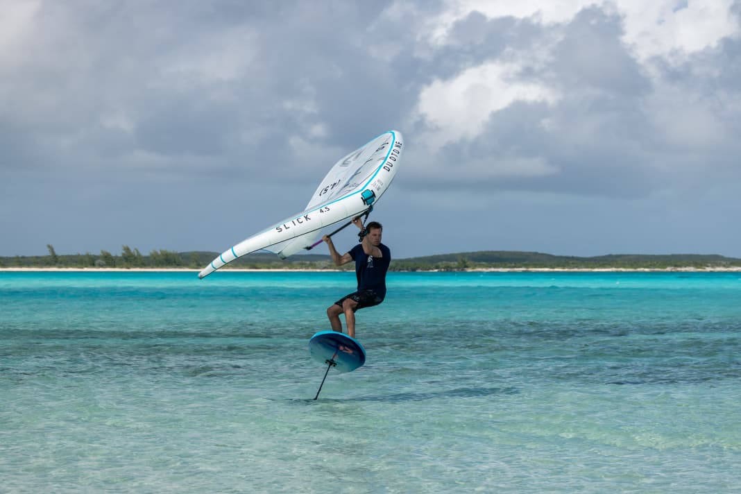 Wenn du Richtung Strand foilst, denke rechtzeitig ans Absteigen, damit du das Foil nicht beschädigst