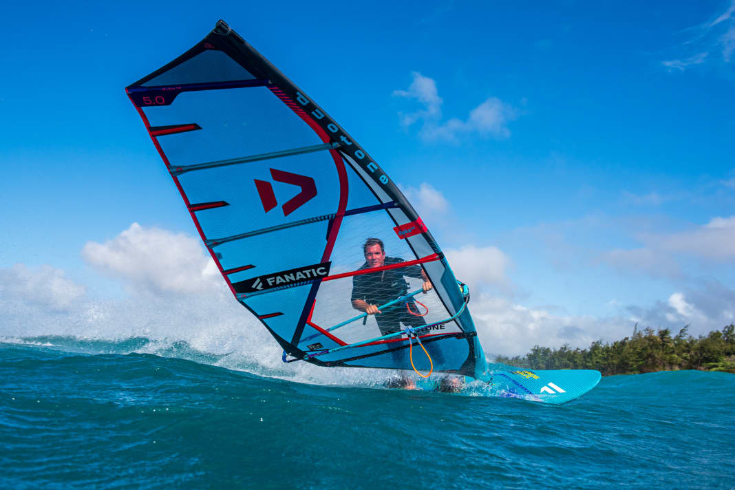 Entwickler Marco Lang mit dem Duotone Duke auf Maui